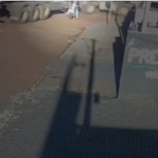 Motociclista tem perna amputada após ser atropelado e ficar preso em rodado de carreta, em Cascavel