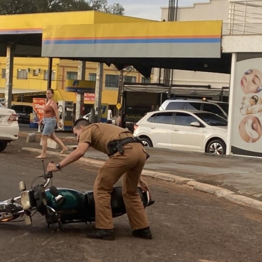Motociclista tenta fugir da PM em Santa Helena e sofre queda na Av. Brasil