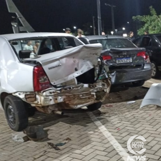 Motorista bate em veículos estacionados e foge em Santa Helena