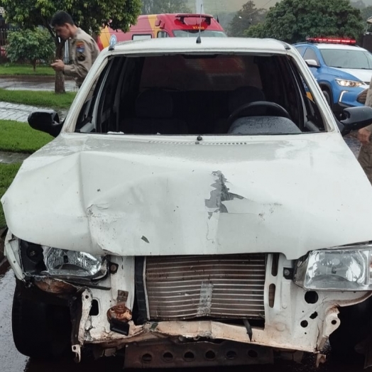 Motorista bêbado colide carro em poste em São Miguel do Iguaçu