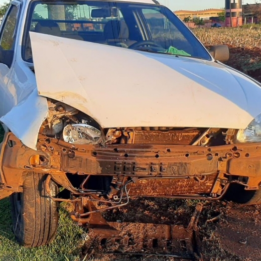 Motorista colide veículo em palmeira na PR 488, em Santa Helena