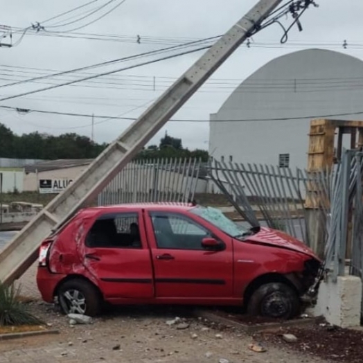 Motorista de 26 anos bate carro em poste de energia elétrica em Medianeira