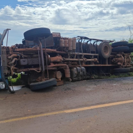Motorista de 70 anos tomba carreta entre Diamante do Oeste e Vera Cruz do Oeste