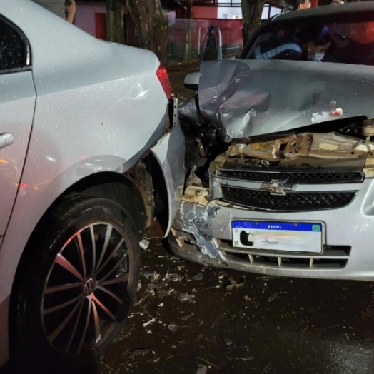 Motorista de aplicativo perde controle de veículo e bate em carro estacionado em Santa Helena