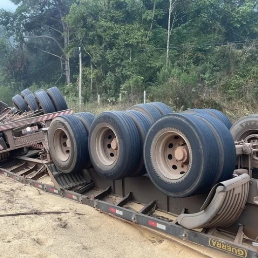Motorista de caminhão morre em acidente após ser ejetado do veículo no Paraná