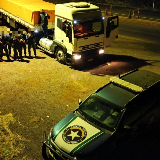 Motorista de carreta é preso duas vezes, em menos de 72 horas, com carga de smartphones pela Receita Federal