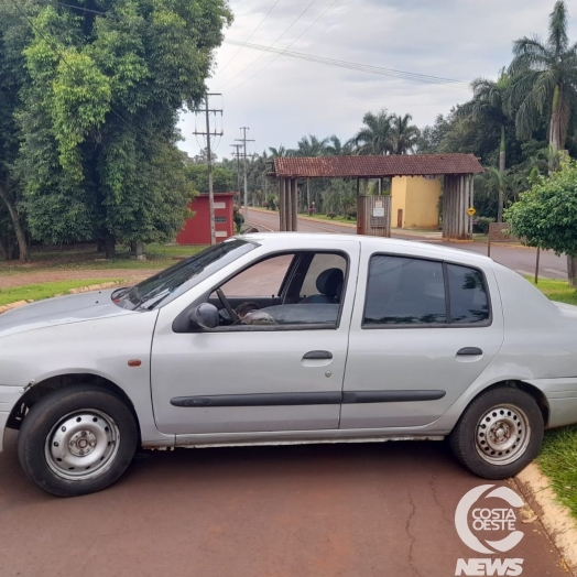 Motorista dorme no volante e veículo fica atravessado na avenida, em Santa Helena