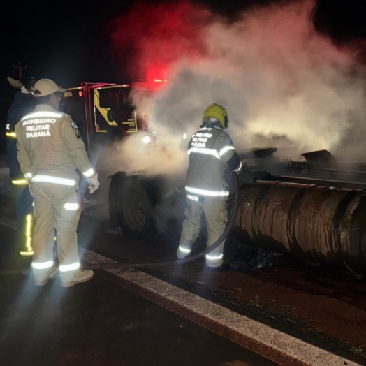 Motorista evita que caminhão fosse completamente queimado em rodovia de Santa Helena