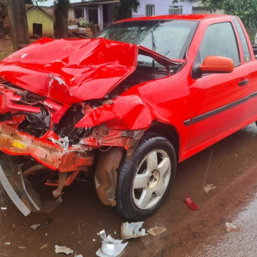 Motorista fica ferido ao colidir Saveiro em caminhão na PR 495 em Missal