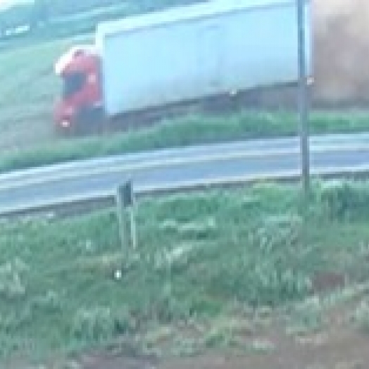 Motorista perde controle de caminhão e adentra em lavoura no distrito de Dom Armando, em Missal