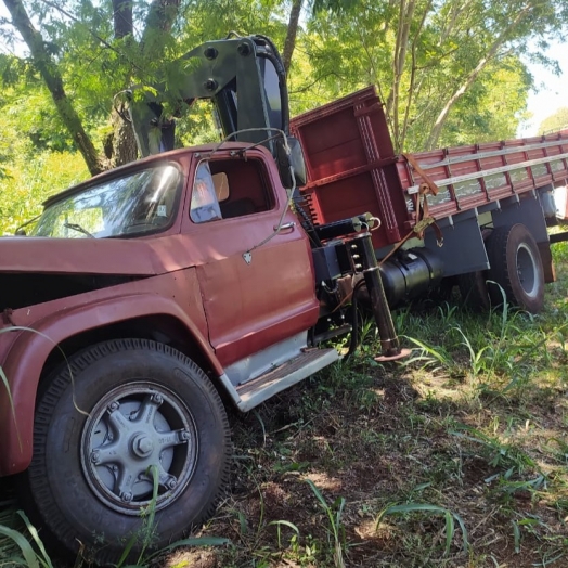 Motorista perde o controle do veículo e árvore o impede de cair em uma ribanceira em Itaipulândia