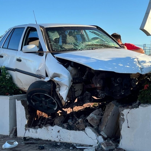 Motorista se envolve em violento acidente na Praça Santos Dumont em Santa Helena