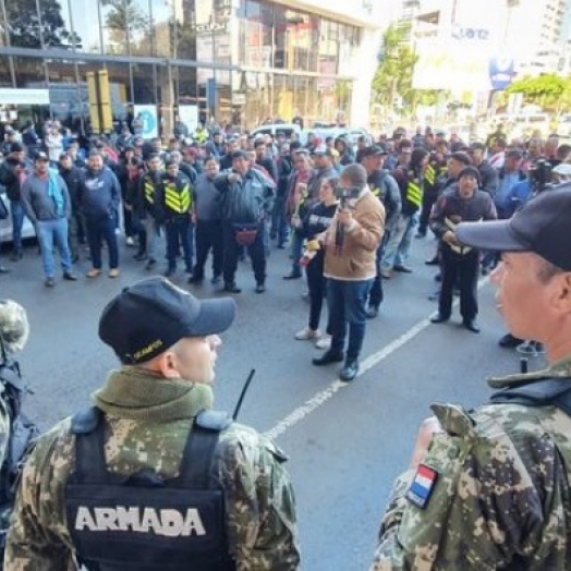 Mototaxistas paraguaios fecham a Ponte da Amizade