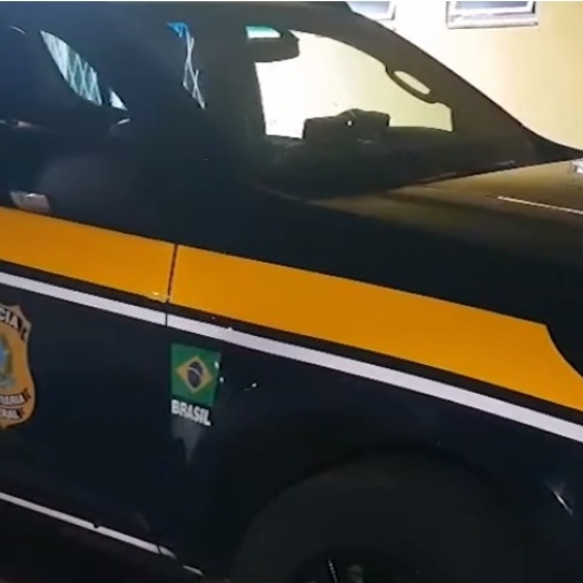 Mulher alterada é presa em carro pegando fogo na BR-277