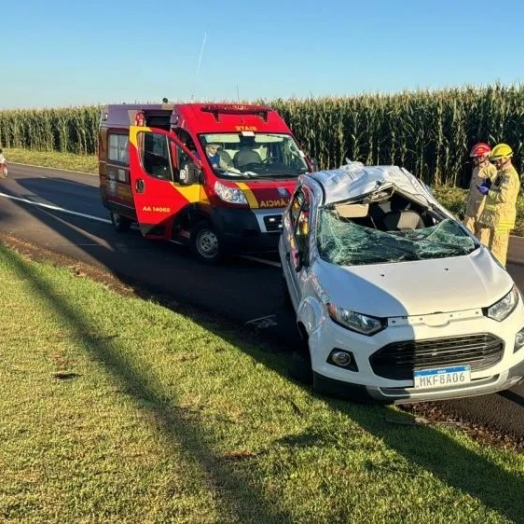 Mulher fica ferida após capotar veículo na PR-180 em Cascavel