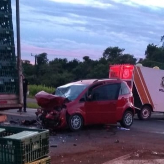 Mulher morre em forte batida entre caminhão e carro na BR 277 em Céu Azul