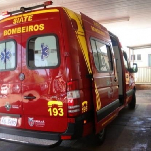 Mulher nua e bastante alterada é encontrada em esquina e assusta vizinhos