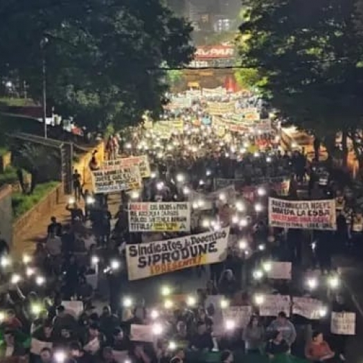 Multidão de estudantes protestam no acesso à Ponte da Amizade no Paraguai
