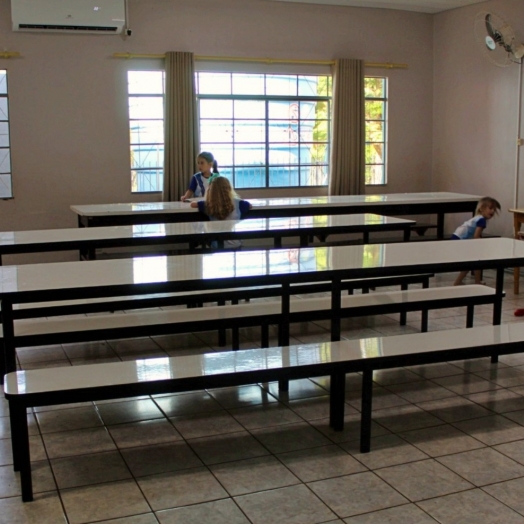 Itaipulândia Investe na Qualidade da Educação com Entrega de Mesas e Bancos de Refeitório e Câmaras Frias para Instituições de Ensino