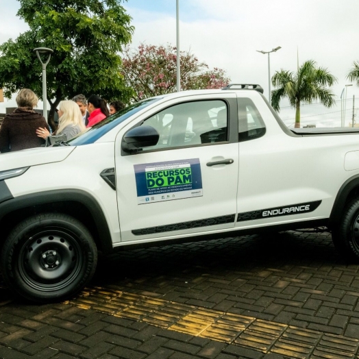 Santa Terezinha de Itaipu realiza a entrega de veículo 0km para o Meu Cantinho