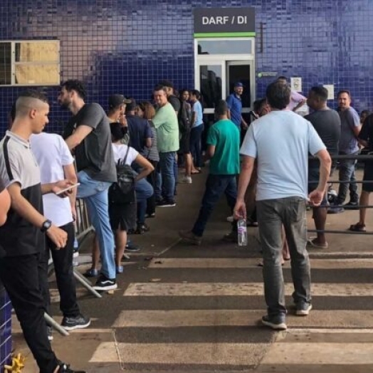 Na fronteira com o Paraguai, fila é de 5 horas para quitar multa