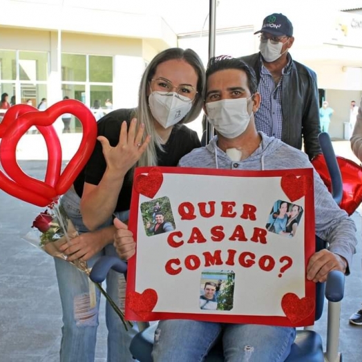 No HMCC, paciente recuperado da covid-19 pede a namorada em casamento na alta hospitalar