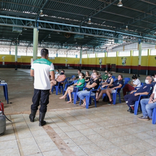 Noções Básicas de Combate a Incêndio são repassadas para Defesa Civil e representantes de Instituições de Ensino em Missal