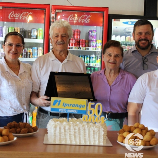 Nos 50 anos de Posto Rabaioli em Santa Helena, casal Germano e Devilde são homenageados pela Ipiranga
