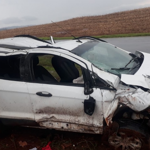 Ocupantes de veículo com placa de Santa Helena ficam feridos em acidente em Diamante D