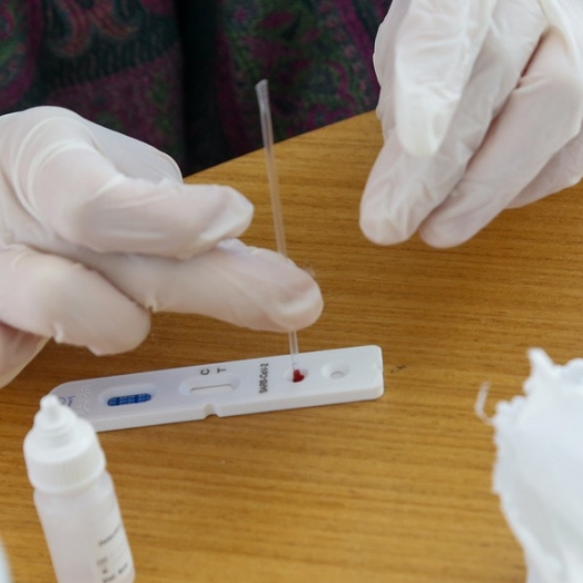 OMS diz que são necessárias novas restrições para combater pandemia