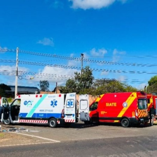 Ônibus bate em carreta na BR-277 e deixa rastro de feridos