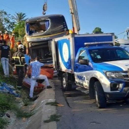 Ônibus de turismo tomba em rodovia na Bahia e deixa 9 mortos e 23 feridos