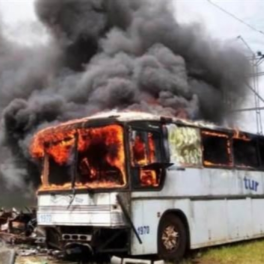 Ônibus é destruído por incêndio em Foz do Iguaçu