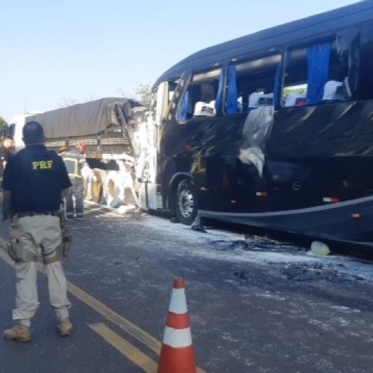 Ônibus que se deslocava até Santa Helena se envolve em acidente; motorista morreu no local