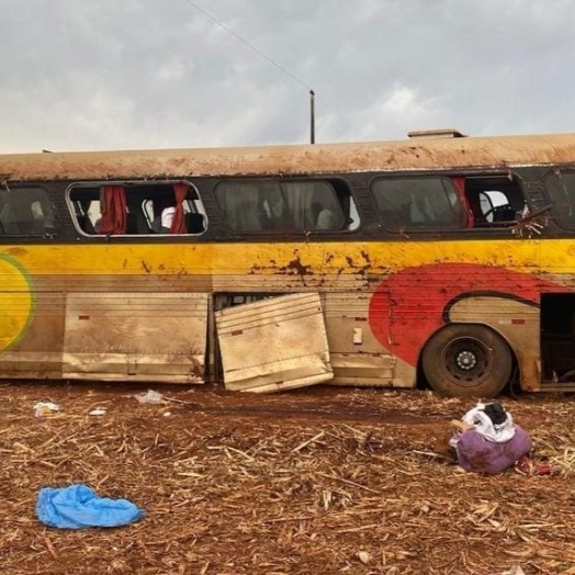 Ônibus que tombou em Ubiratã saiu de Foz do Iguaçu, diz PRF