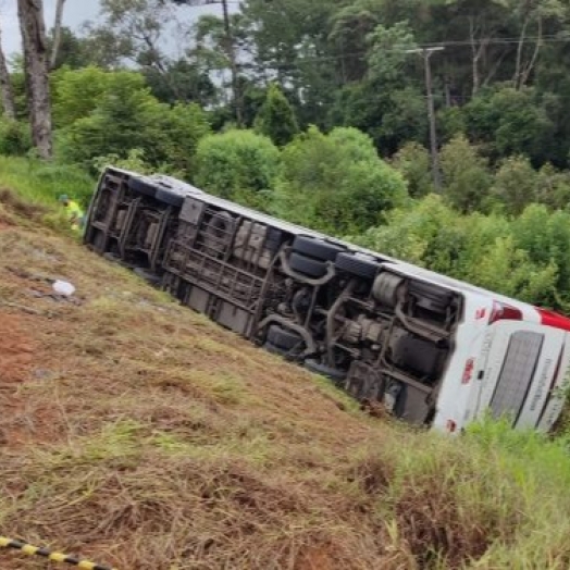 Ônibus que seguia para Foz tomba na BR 277, em Fernandes Pinheiro, e 7 pessoas morreram