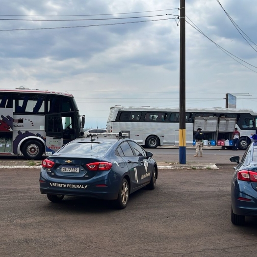 Operação conjunta entre a Receita Federal, a Polícia Federal e a PRF resulta na apreensão de dois ônibus