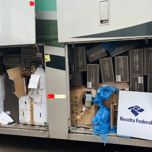 Operação Fronteira intercepta ônibus clandestino cheio de mercadorias contrabandeadas