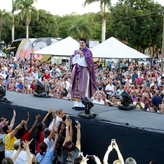 Padre Reginaldo Manzotti se apresenta neste sábado (10) em Santa Helena; confira também os sorteados para conhecê-lo