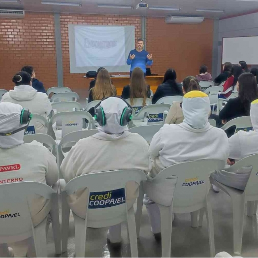 Palestra alerta funcionárias da Coopavel sobre risco da endometriose