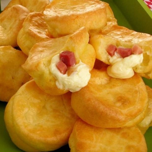 Pão de queijo recheado com bacon e Catupiry®