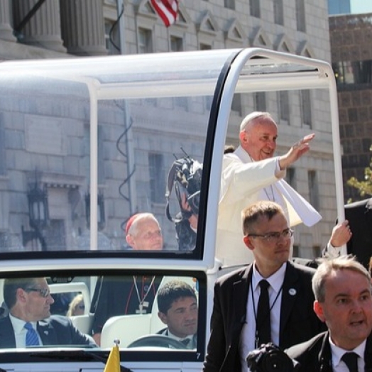 Papa Francisco é hospitalizado para fazer exames e tratar bronquite, diz Vaticano