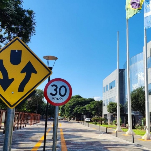 Paralelo à revitalização da rua Paraguai, Santa Helena reabre via em frente à prefeitura