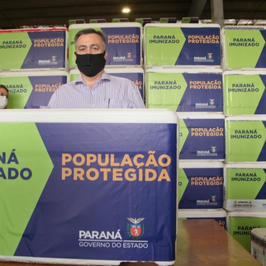 Paraná recebe 102.500 doses da vacina AstraZeneca e já inicia distribuição