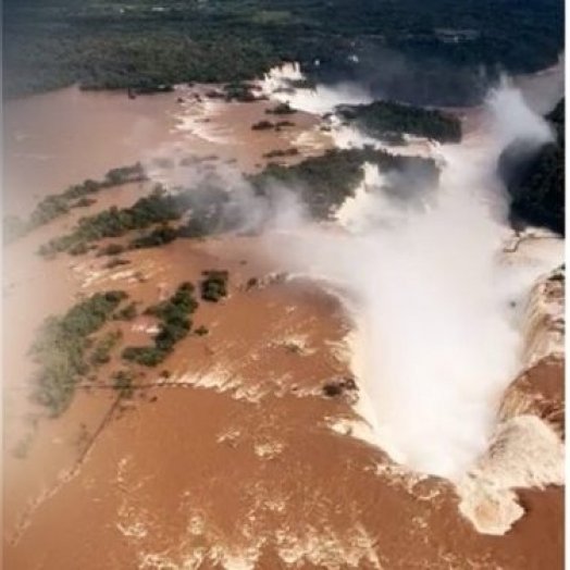 Parte de passarela do lado argentino das Cataratas é destruída pela correnteza