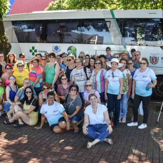 Participantes do projeto ‘Academia da Saúde’ fazem passeio na Pousada das Águas, em Santa Rosa do Ocoí