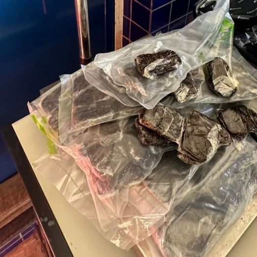 Passageiras brasileiras são flagradas com drogas em fundo falso de mala em táxi paraguaio