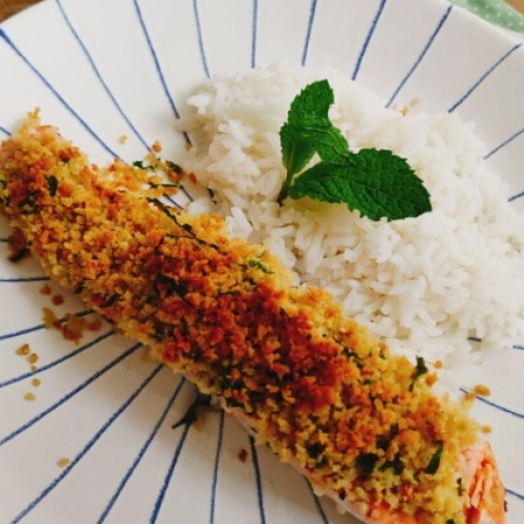 Peixe assado com crosta crocante