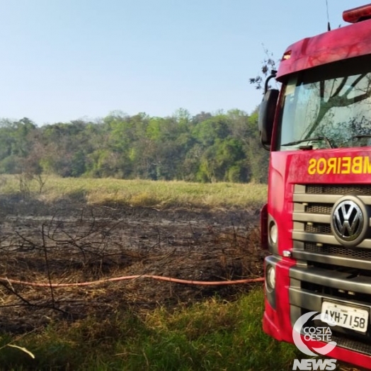 Pela terceira vez na semana, Bombeiros e Defesa Civil combatem incêndio na Linha União, em Santa Helena