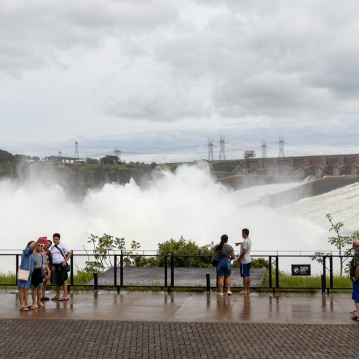 Pelo segundo domingo consecutivo, usina de Itaipu abre duas calhas do vertedouro